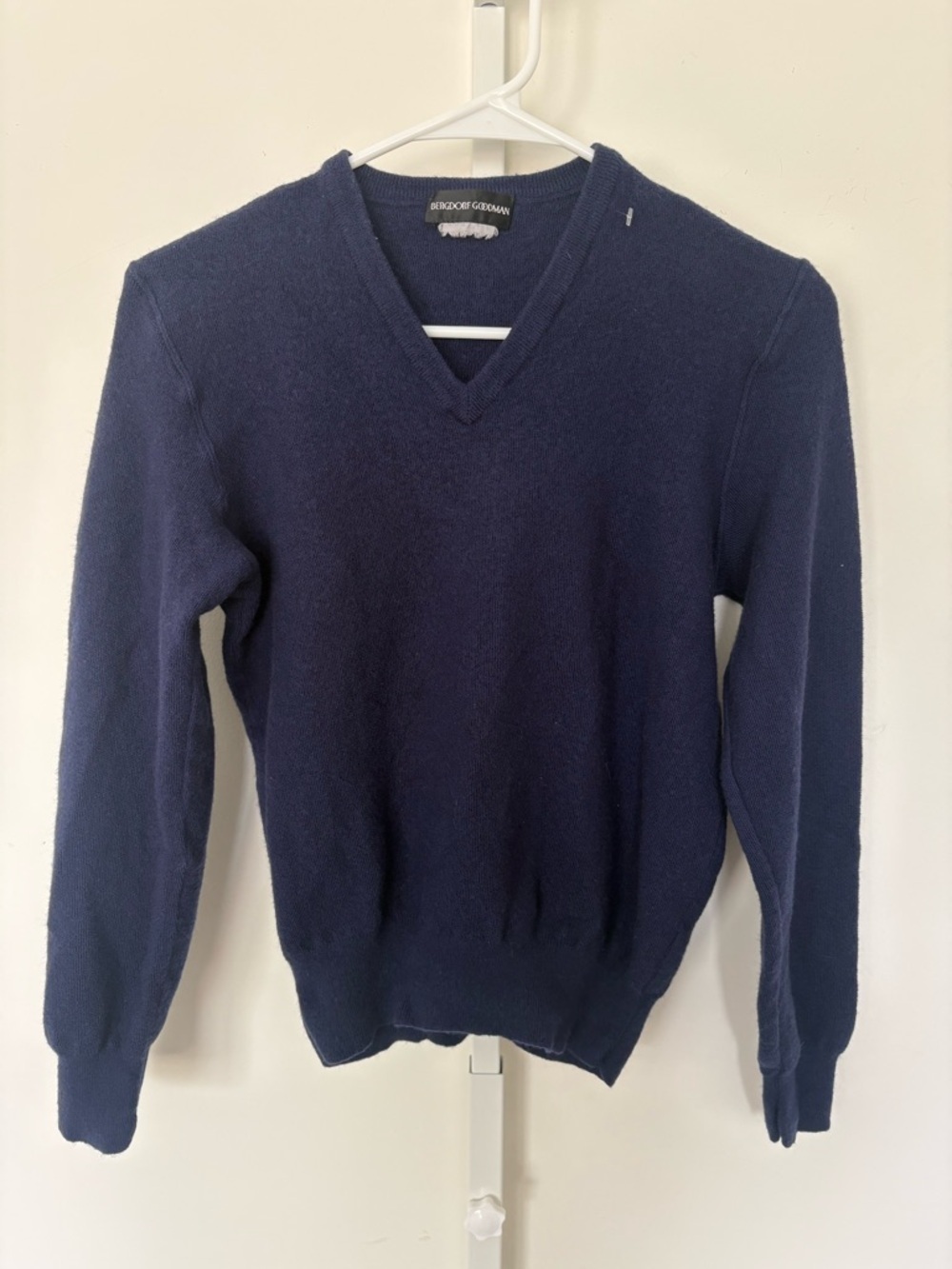Bergdorf Goodman 100% Wool V Neck Sweater Navy Made in Italy Men’s Small